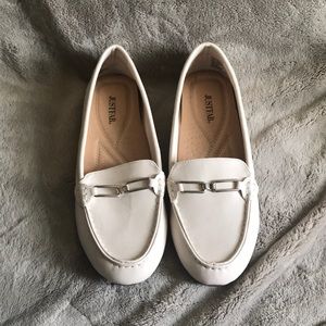 Brand new white loafers with link detail